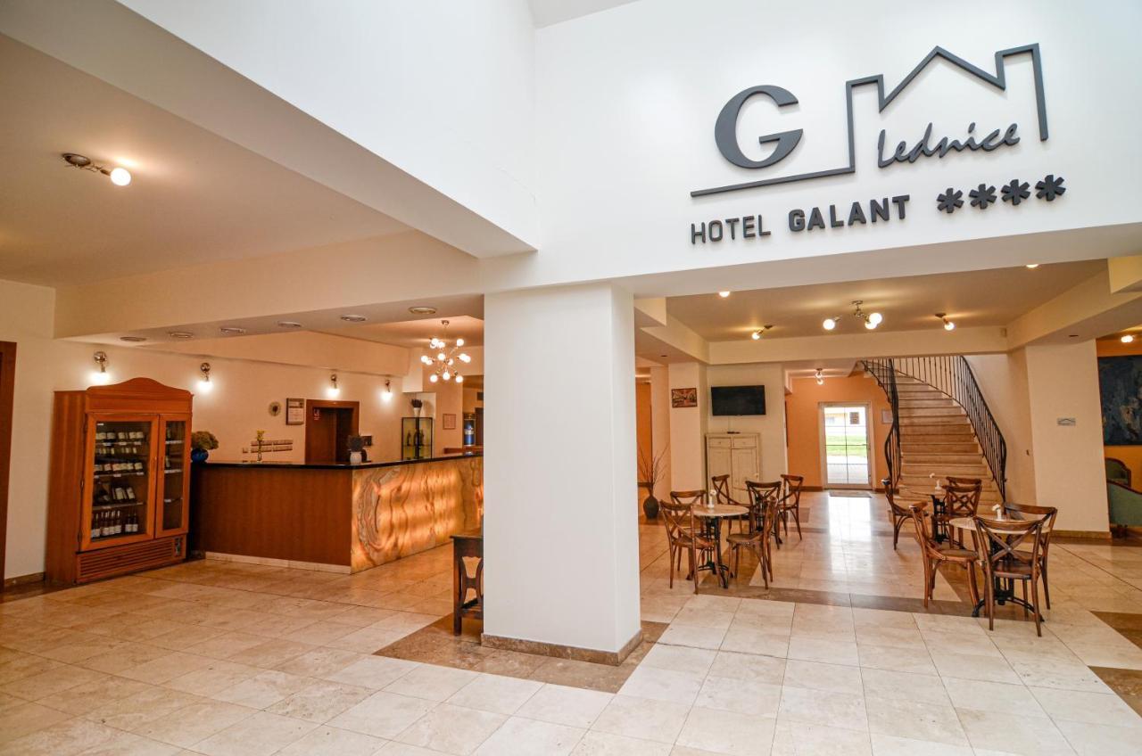 Hotel Galant Леднице Екстериор снимка