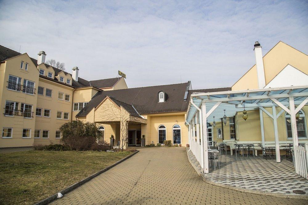 Hotel Galant Леднице Екстериор снимка