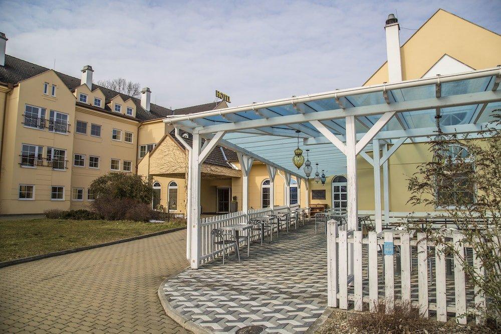 Hotel Galant Леднице Екстериор снимка